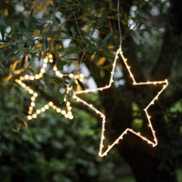 Etoile lumineuse led à suspendre en extérieur pour éclairer avec style vos arbres. Déco lumineuse